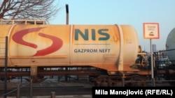 Najveći udeo u NIS-u ima Gasprom njeft, ćerka firma Gasproma (44,9 odsto), firma kojom upravlja Gasprom – Intelidžens iz Sankt Peterburga ima 11,3 odsto, a država Srbija 29,9 odsto. Ostali udeo čine mali akcionari.