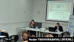 По словам представительницы Ассоциации молодых юристов Тамары Кордзая, в последнее время особенно засекречена информация о зарплатах госчиновников и их премиях