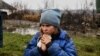 9-летняя девочка Софийка обнимает свою морскую свинку во время эвакуации из Макеевки на востоке Луганской области, 19 ноября 2022 года