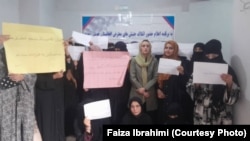 طالبان با تسلط به قدرت بخش زیادی از کار و آموزش زنان را متوقف کرده و اما زنان معترض در تلاش اند تا بتوانند طالبان را به رفع محدودیت ها ترغیب کنند