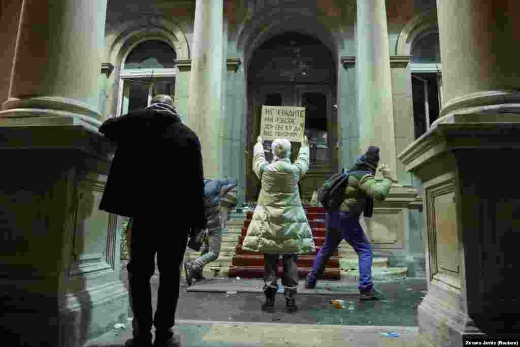 Deo demonstranata je na protestu 24. decembra pokušao da uđe u Skupštinu grada što je dovelo do intervencije policije i hapšenja. 