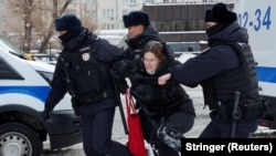 Policajci su priveli ženu tokom skupa u znak sjećanja na ruskog opozicionog lidera Alekseja Navaljnog u Moskvi 17. februara 2024.