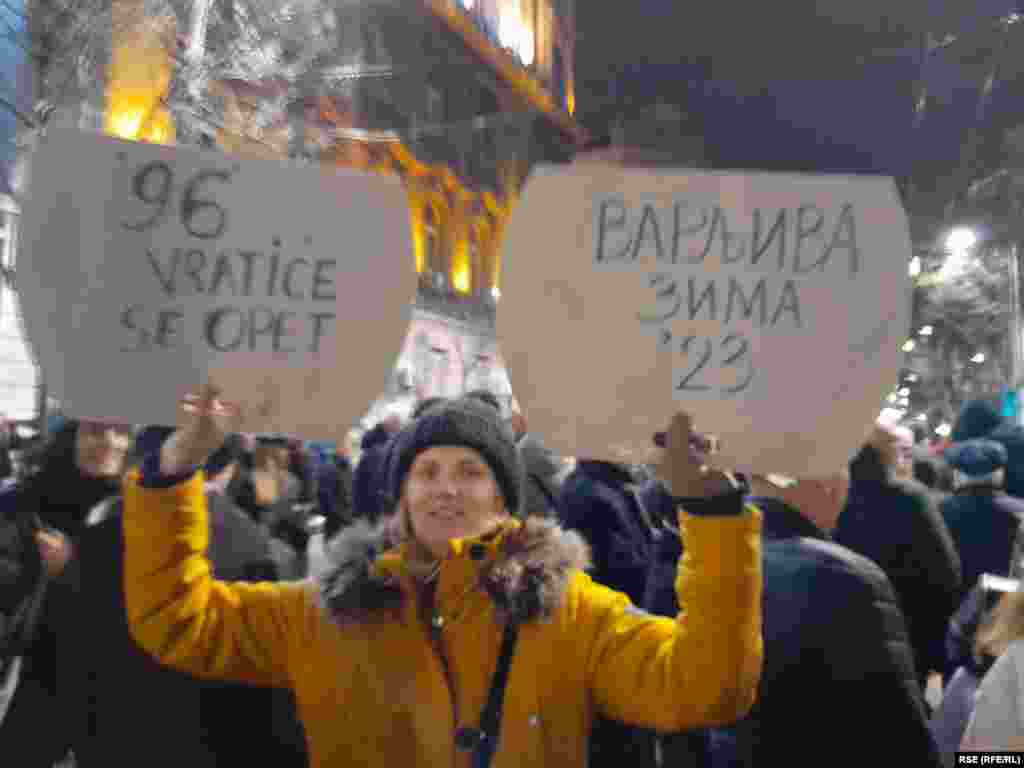 Građani na poziv dela opozicije protestovali su iz dana u dan na beogradskim ulicama krajem decembra. Zahtevaju poništavanje izbornih rezultata tvrdeći da je bilo izborne krađe, što vlast demantuje. Neki od transparenata podsećaju na proteste iz 1996. godine zbog izborne krađe režima Slobodana Miloševića. 