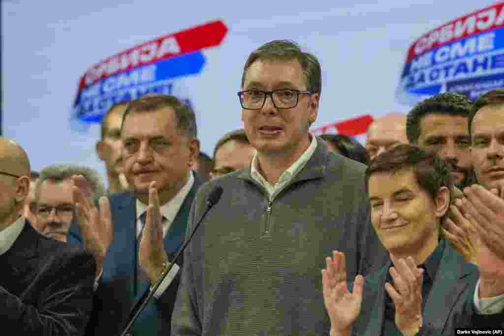 Srpska napredna stranka proglasila je pobedu na parlamentarnim, pokrajinskim i beogradskim izborima 17. decembra. Uz predsednika Srbije Aleksandra Vučića bio je i Milorad Dodik, predsednik RS. 