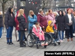 Mnogi roditelji koji su protestovali u Banjaluci ne rade nigdje, jer je njihovoj djeci potrebna njega 24 časa, a teško je naći osobe koje bi ih čuvale.