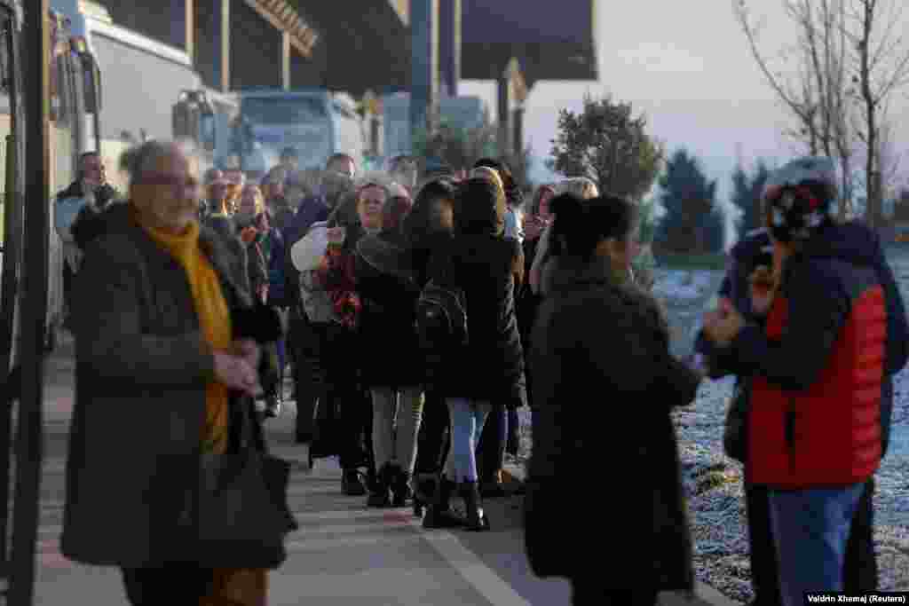 Srbi sa Kosova organizovano su automobilima i autobusima dolazili u Srbiju 17. decembra kako bi glasali na vanrednim parlamentarnim izborima. 
