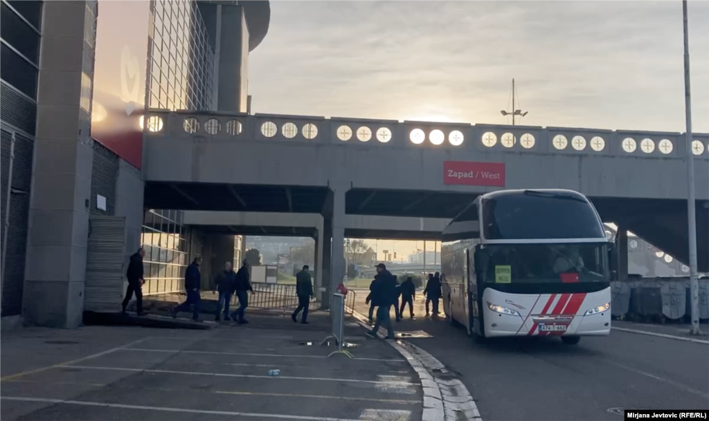 Izborni dan obeležilo je i dovoženje birača iz Republike Srpske sa dvojnim državljanstvom koji su snimljeni ispred beogradske "Štark arene". 