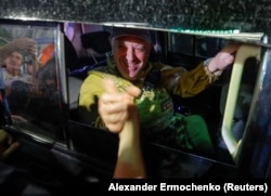Евгений Пригожин общается с жителями Ростова-на-Дону во время мятежа ЧВК "Вагнер", 24 июня 2023 года