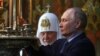 Рускиот претседател Владимир Путин (десно) и патријархот Кирил во манастирот Свети Сергиј, кој се смета за духовен центар на Руската православна црква, во близина на Москва, 26 јуни 2024