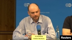 Ruski opozicioni političar Vladimir Kara-Murza u obraćanju novinarima u Bonu, u Nemačkoj, pošto je pušten iz ruskog zatvora u avgustu 2024. godine.