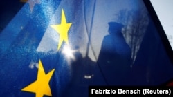 EU promite că noul sistem de înregistrare a datelor nu va întârzia călătorii și va ușura munca autorităților din imigrație. 