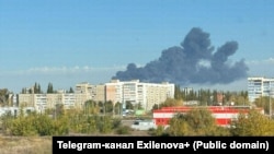 Dim iz ruskog petrohemijskog kompleksa Salavat posle napada ukrajinskih dronova, 24. septembar 2025.
