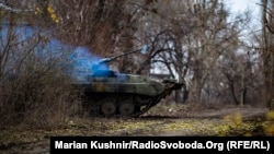 Боевая машина пехоты под вечер заступает на дежурство