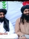 د تحريک طالبان پاکستان مشر نور ولي مسود (کيڼ اړخ ته) د هغې ډلې له يو بل مشر سره په نامعلوم ځای کې ناست دی ـ پخوانی انځور