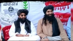 د تحريک طالبان پاکستان مشر نور ولي مسود (کيڼ اړخ ته) د هغې ډلې له يو بل مشر سره په نامعلوم ځای کې ناست دی ـ پخوانی انځور