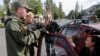 Донецк көшелерінде қарулы сепаратистердің көптігі сондай, түрмеге түсу оп-оңай. (Көрнекі сурет)
