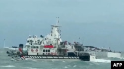 Brod tajvanske obalske straže (naprijed) i brod kineske obalske straže (straga) kako plove u vodama kod ostrva Matsu na Tajvanu, 1. aprila 2025.