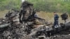 Малайзия жолаушылар ұшағы құлаған жерде жүрген құтқарушылар. Украина, Донецк облысы, 8 шілде 2014 жыл. 