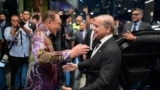 د ماليزيا وزيراعظم انور ابراهيم د اکتوبر پر پينځمه په کوالالمپور کې د خپل پاکستاني سيال شهباز شريف هرکلی کوي.