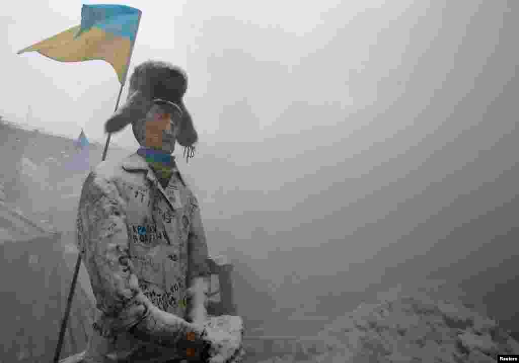 Киевтегі &quot;Еуромайдан&quot; шерулері кезінде наразылар Тәуелсіздік алаңына алып шыққан &quot;Путин&quot;. 11 желтоқсан 2013 жыл.&nbsp; 
