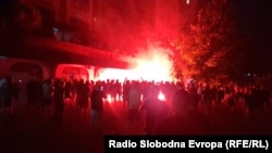 Detalj tokom sukoba demonstranata i pristalica vladajuće stranke u Novom Sadu, 13. avgust 2025.