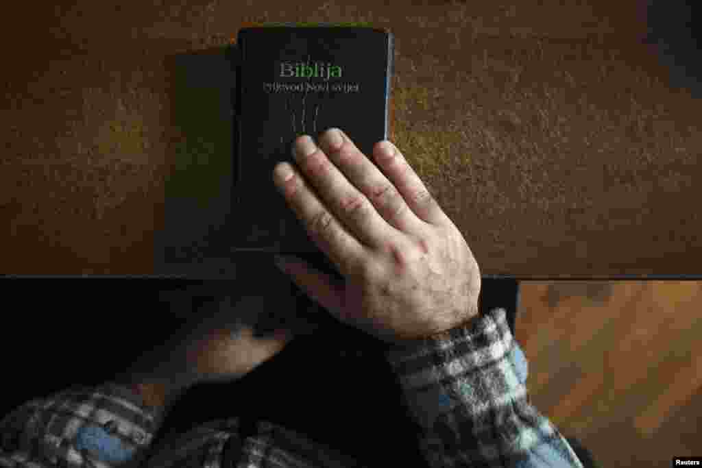 Matović sa primjerkom Biblije u svojoj sobi, Strmica, 20. februar 2013. Foto: Reuters / Antonio Bronić