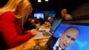 Ресей президенті Владимир Путиннің сөзін тікелей эфирден тыңдап отырған ресейлік журналистер. 17 сәуір 2014 жыл. (Көрнекі сурет)