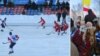 Бел-чырвона-белая тарсіда заўзее за каманду Беларусі. Беларусы на лёдзе — чырвона-зялёныя