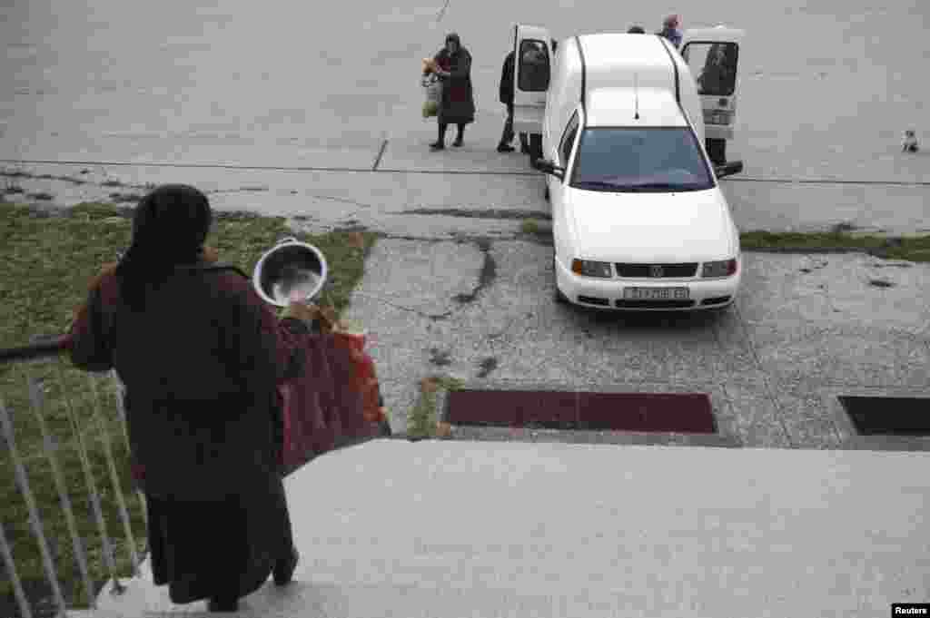 Dobrovoljna donacija hrane izbjeglicama, Strmica, 20. februar 2013. Foto: Reuters / Antonio Bronić