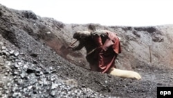 Pakistan -- Laborers works at a coal mine on the outskirts of Quetta, May 1, 2016