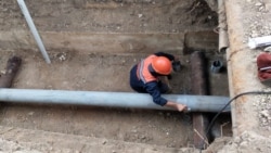 Muncitor de la Tirasteploenergo efectuează lucrări de înlocuire a unei secțiuni a rețelei de încălzire în or. Grigoriopol, 10 septembrie 2025