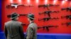 Қару-жарақ көрмесінде «Калашников» автоматын қарап тұрғандар. Мәскеу, 10 қазан 2013 жыл. (Көрнекі сурет)