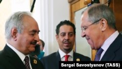 Libijski opozicioni lider Halifa Haftar (lijevo) sastao se s ruskim ministrom vanjskih poslova Sergejem Lavrovim u Moskvi 2017. godine.