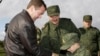 Дзьмітры Мядзьведзеў і Аляксандра Лукашэнка разам з сынам Колем падчас вучэньняў у 2009 годзе