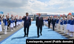 Predsednik Kazahstana Qasim-Zhomart Toqaev dočekuje kineskog lidera Xi Jinpinga na aerodromu u Astani u junu.