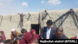 د خوست والي حلیم فدايي د مرستو وېشلو پر مهال 