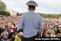 Policajac se obraća masi na protestu u Minsku 20. avgusta.