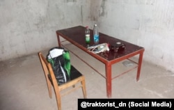 Помещение тюрьмы "Изоляция", созданной россиянами в оккупированном Донецке. На столе оснащение для пыток электрическим током.