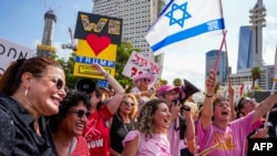 Oamenii sărbătoresc în Piața Ostaticilor din Tel Aviv pe 9 octombrie 2025, în urma anunțării noului acord de încetare a focului în Gaza.