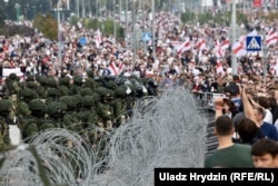 Snage sigurnosti iza bodljikave žice tokom protesta u Minsku 23. avgusta.