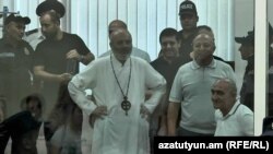 Բագրատ արքեպիսկոպոս Գալստանյանը և մյուս մեղադրյալները դատարանում, Երևան, օգոստոս, 2025թ.
