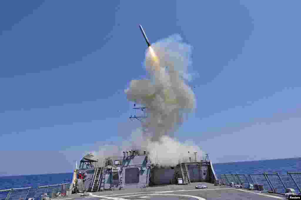 Корабль ВМС США запускает ракету "Томагавк" в Средиземном море в марте 2011-го. Непонятно, как Украина воспользуется оружием, обычно запускаемым с кораблей или подлодок. "Томагавки" можно запускать с некоторых самолетов, но украинский лидер признал в разговоре с журналистами, что "Томагавки" "нелегко использовать" без стратегических бомбардировщиков, которыми Киев не владеет