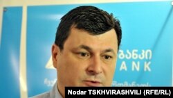 Газета “Ахали таоба” обращает внимание на то, что экс-министр был очень доволен назначением на пост ректора