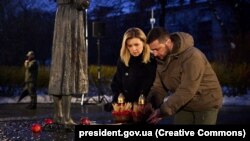 Президент Украины Владимир Зеленский и его супруга Елена Зеленская чтят память о жертвах Голодомора-геноцида 1932–1933 годов. Киев, 26 ноября 2022 года