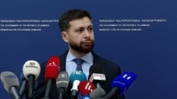 ՀՀ ԱԳ փոխնախարար Վահան Կոստանյանը զրուցում է լրագրողների հետ, Երևան, 9-ը հոկտեմբերի, 2025թ. 