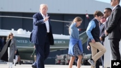 Američki predsednik Donald Tramp sa svojim unucima, Kloi i Tristanom, pre ukrcavanja u avion Er Fors Van, u utorak, 29. jula 2025. u Losimutu, na putu za povratak u Vašington.