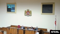 Планы правительства по увеличению бюджета текущего года эксперты встретили с критикой