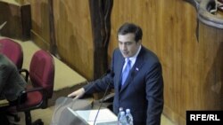 Президент Грузии Михаил Саакашвили предстал сегодня в парламенте с ежегодным докладом