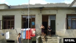 В докладе детально описывается в каких условиях приходится жить беженцам и какие у них есть проблемы
