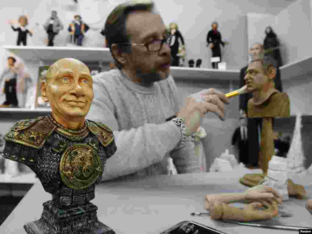Мүсінші Владимир Ричкал &quot;сауыт киген Путиннің&quot;&nbsp;&quot;бюстін&quot; жасады. Мәскеу, 22 ақпан 2012 жыл.&nbsp; 